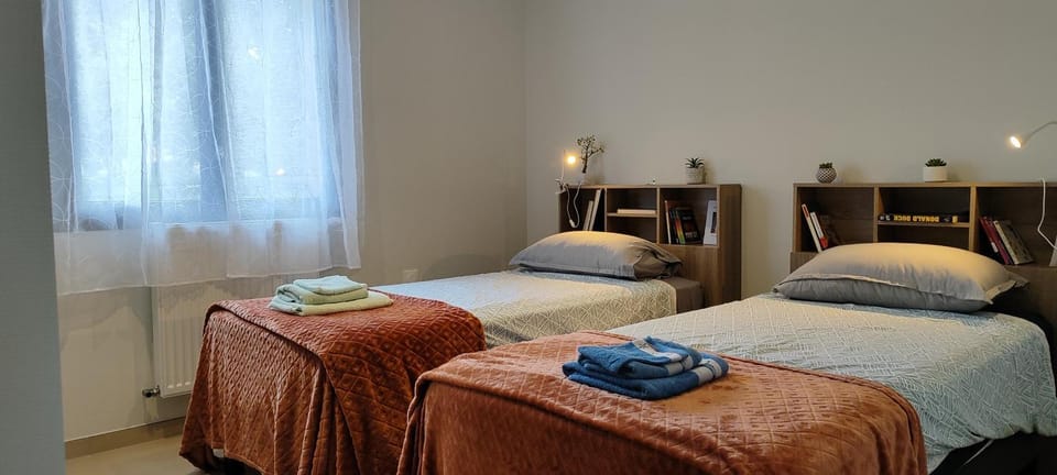 Bed, Photo of the whole room, Bedroom, towels
