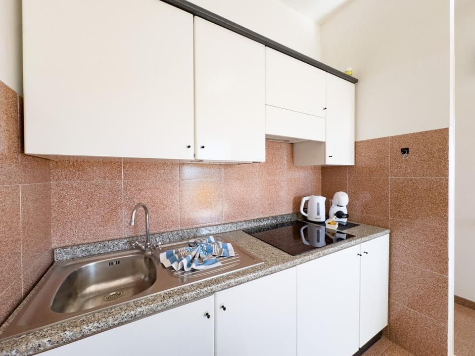 Coffee/tea facilities, Kitchen or kitchenette, stove