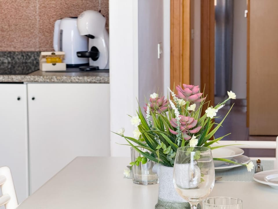 Coffee/tea facilities, Kitchen or kitchenette, Dining area, stove