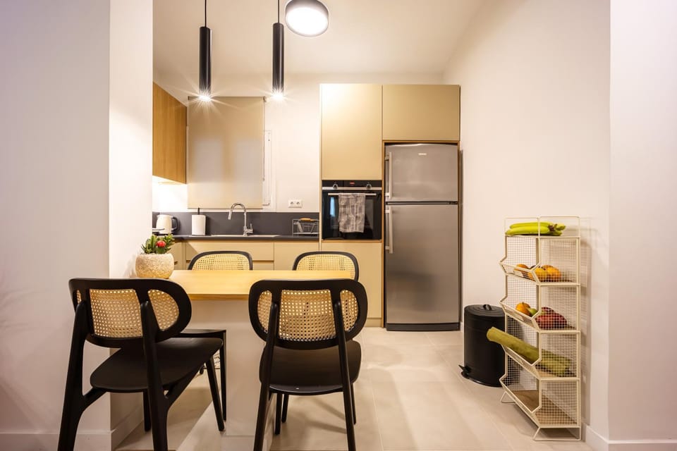 Coffee/tea facilities, Kitchen or kitchenette, Dining area, dishwasher, oven, stove, toaster