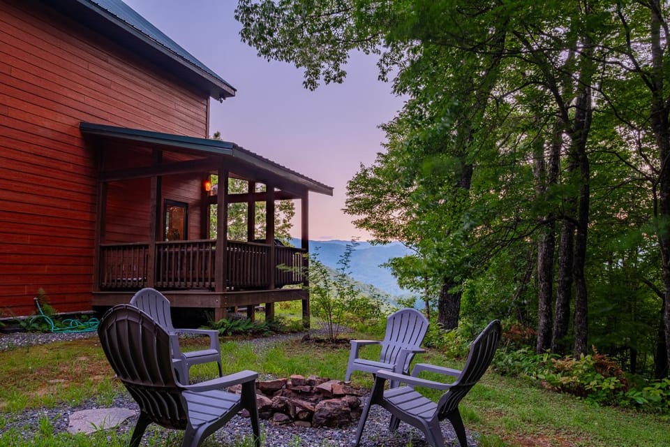 Chasing Sunsets: A Cozy 2-Bedroom Cabin in Smoky Mts with Stunning Mountain Views. Cabin in Qualla
