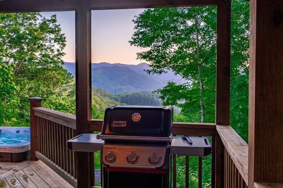 Chasing Sunsets: A Cozy 2-Bedroom Cabin in Smoky Mts with Stunning Mountain Views. Cabin in Qualla