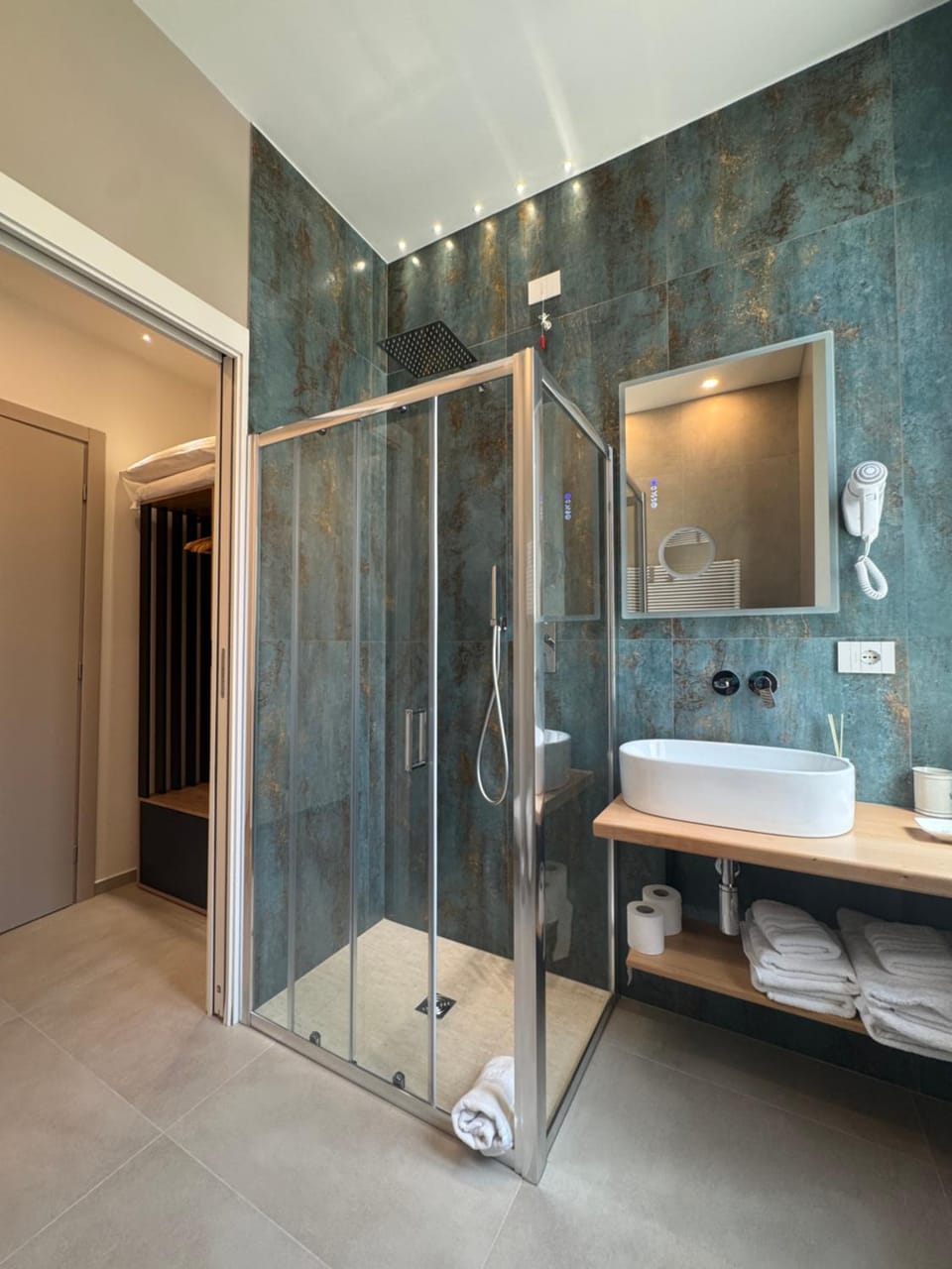 Shower, Bathroom, towels