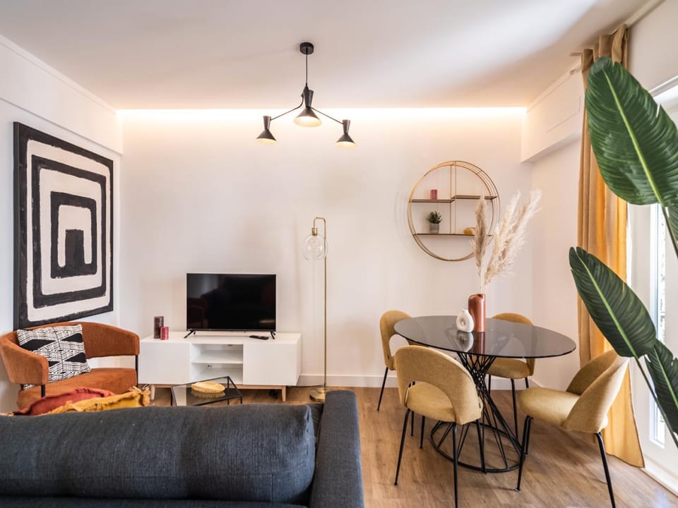 TV and multimedia, Living room, Seating area, Dining area