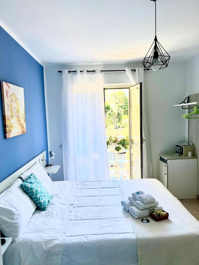 Bed, TV and multimedia, Balcony/Terrace, Photo of the whole room, Bedroom, towels