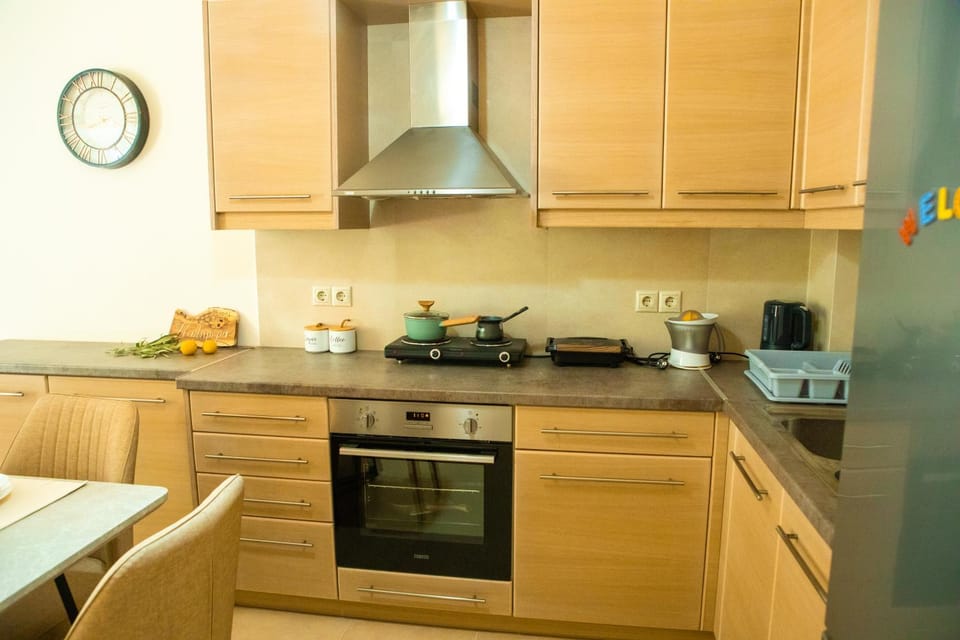 Coffee/tea facilities, Kitchen or kitchenette, stove, toaster