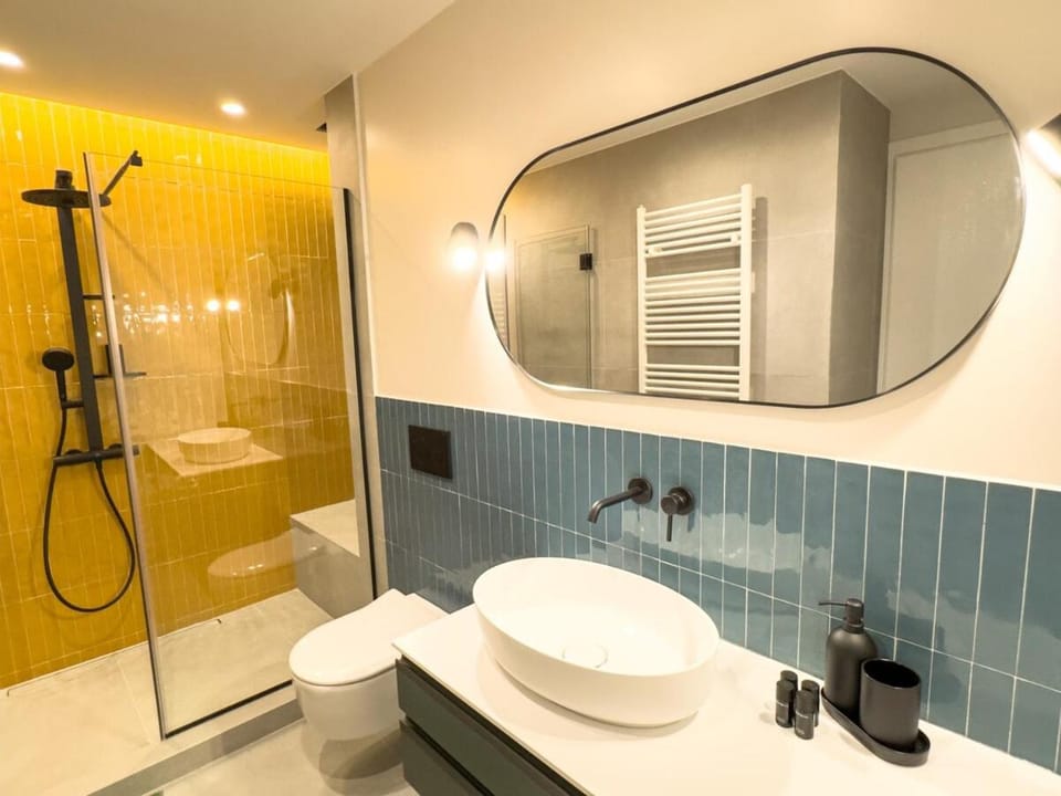 Shower, Toilet, Bathroom, towels