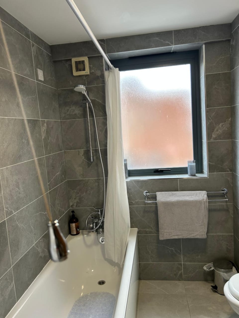 Large 2 bedroom 2 bathroom x6 person city center apartment with free underground parking Apartment in Belfast