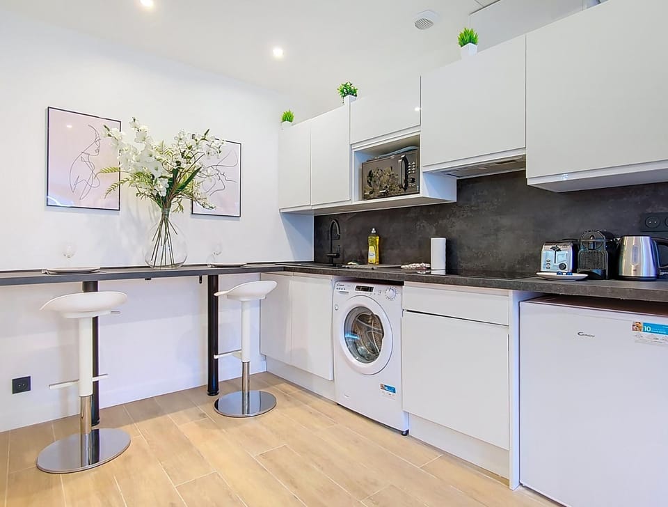 Coffee/tea facilities, Kitchen or kitchenette, stove, toaster, washing machine