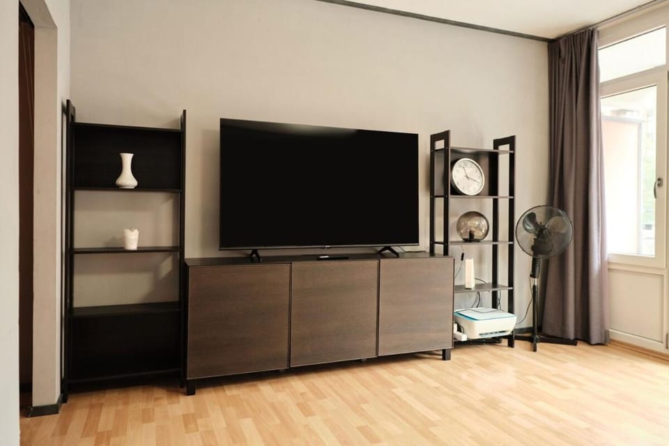 Spacious Flat by the Rhine Ideal for Groups Apartment in Neuss