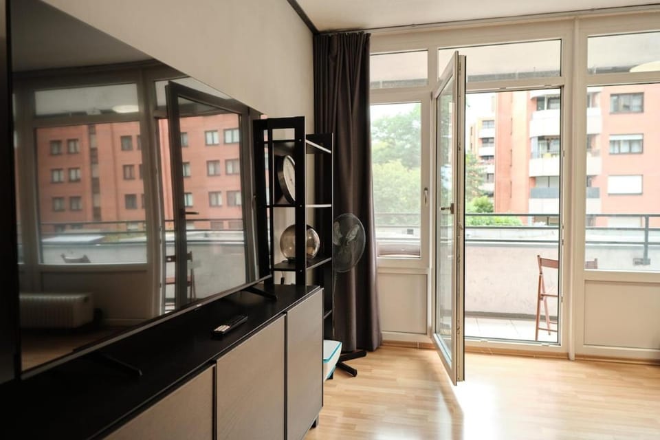 Spacious Flat by the Rhine Ideal for Groups Apartment in Neuss