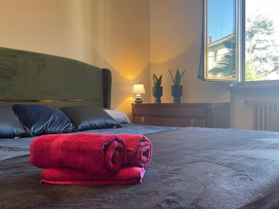Bed, Bedroom, towels