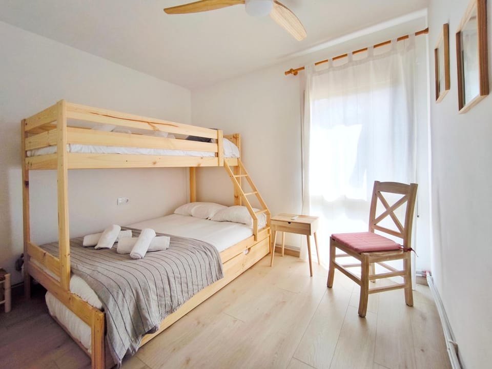 Bedroom, bunk bed