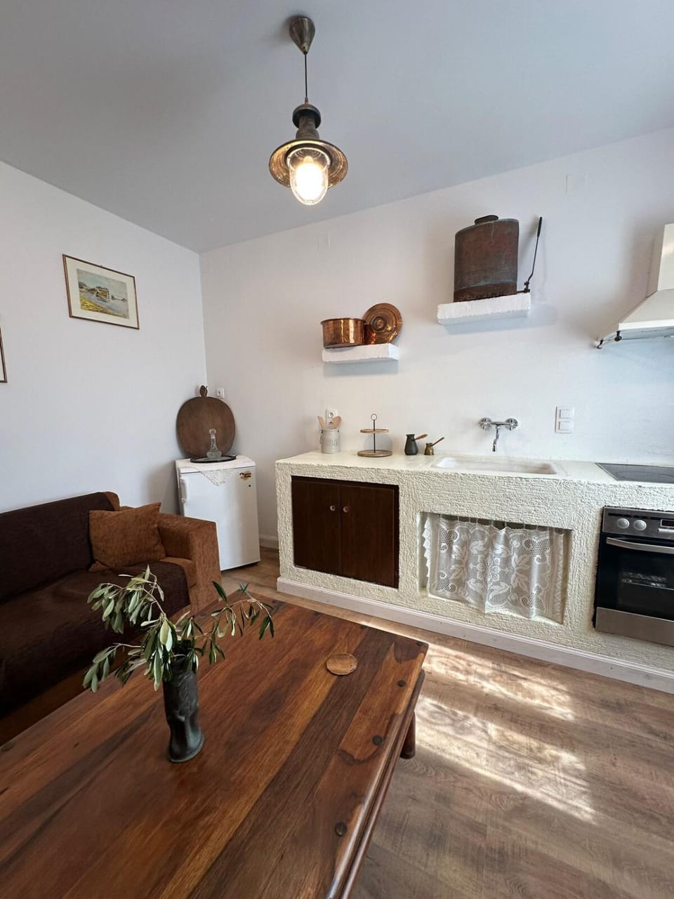 Kitchen or kitchenette, Seating area, Dining area, stove