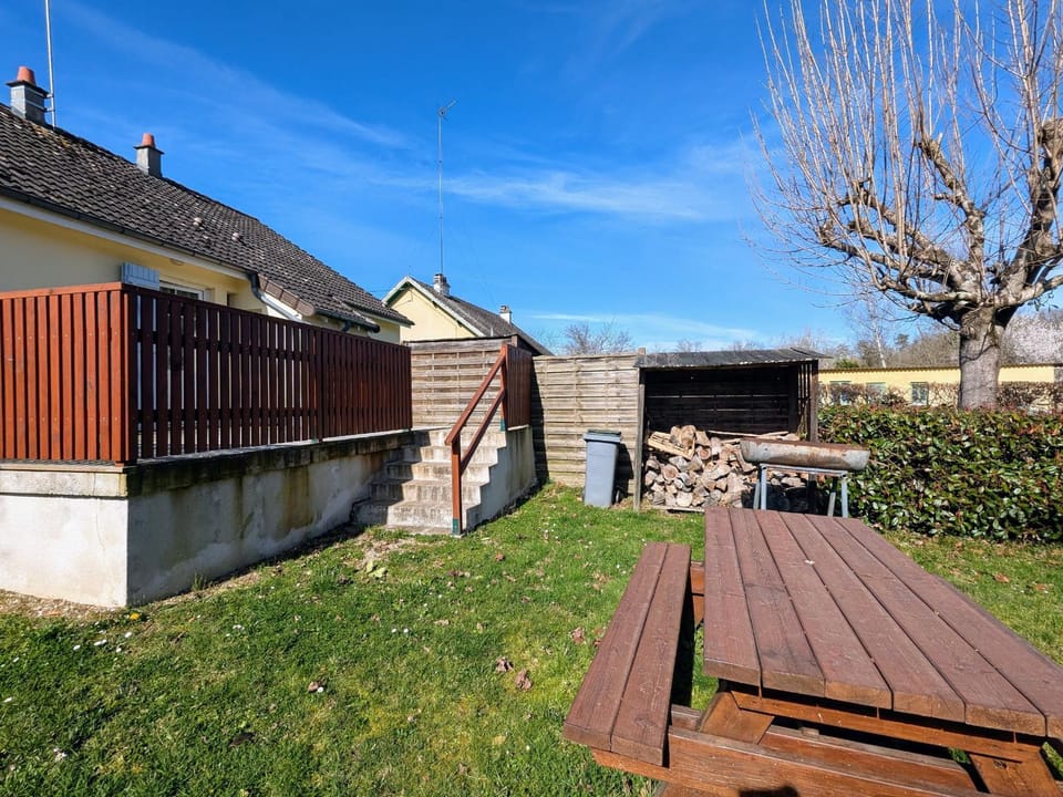 Gîte au Bord de la Creuse avec Jardin Privé - FR-1-591-735 House in Centre-Val de Loire