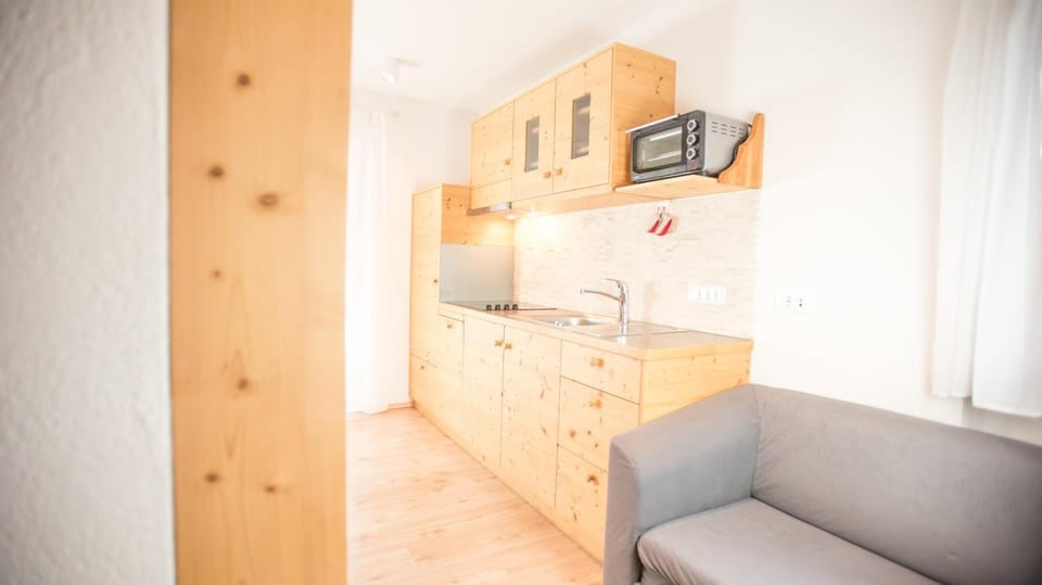 Coffee/tea facilities, Kitchen or kitchenette, Dining area, Mountain view