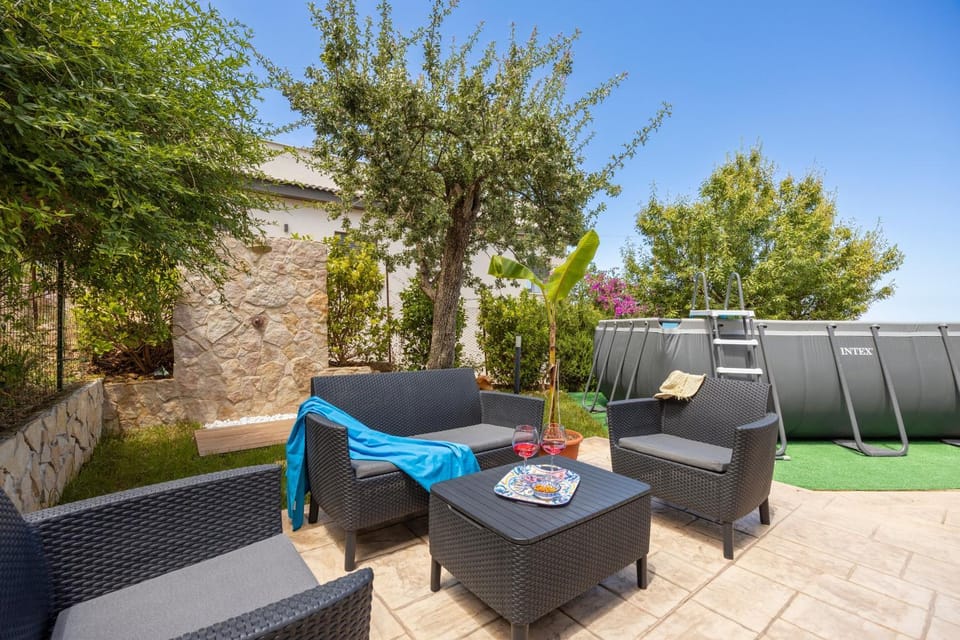 Property building, Balcony/Terrace, Living room