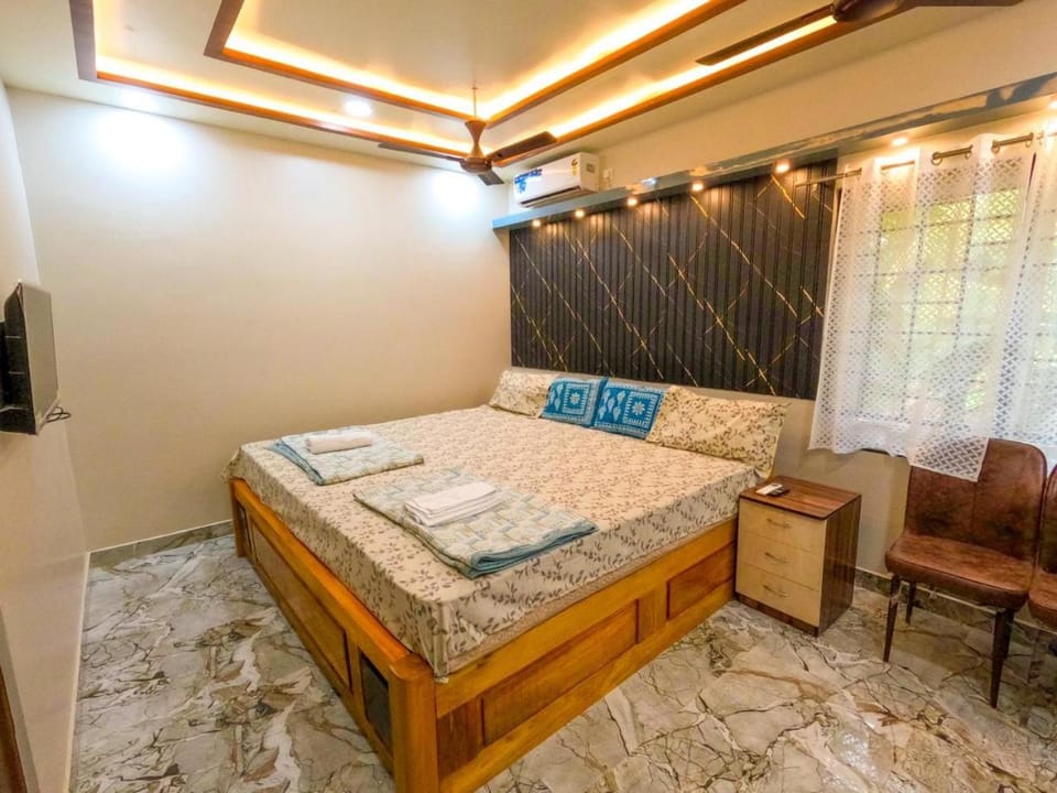 Photo of the whole room, Bedroom