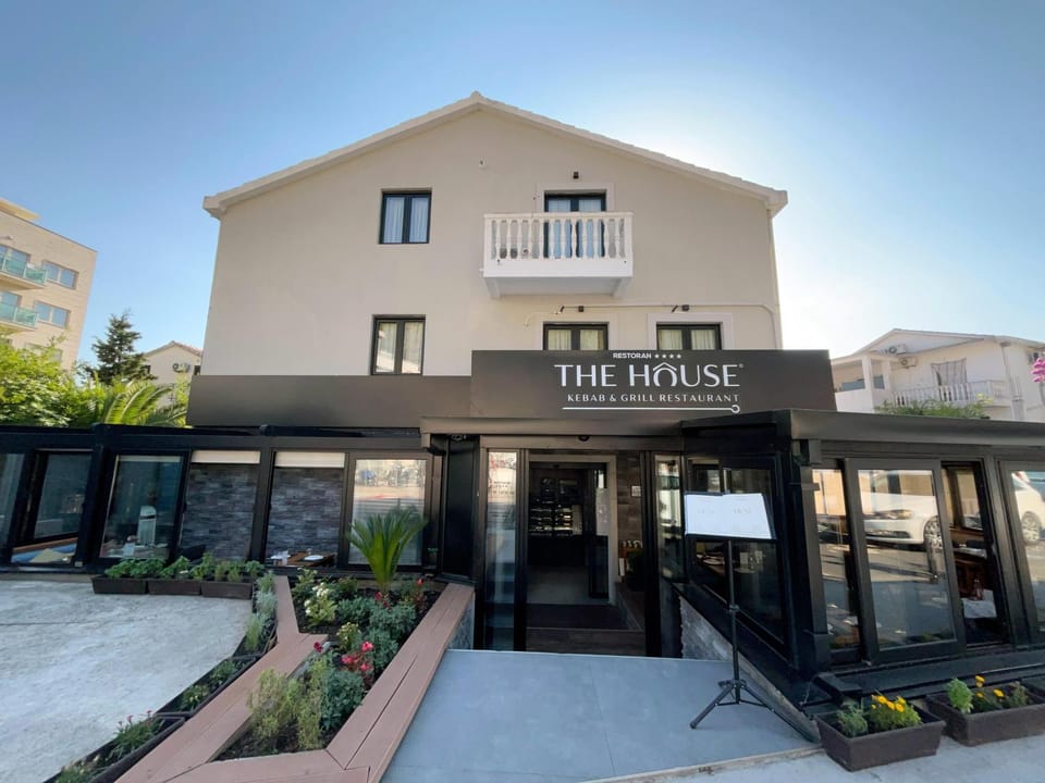 Property building, Restaurant/places to eat, Facade/entrance, Day