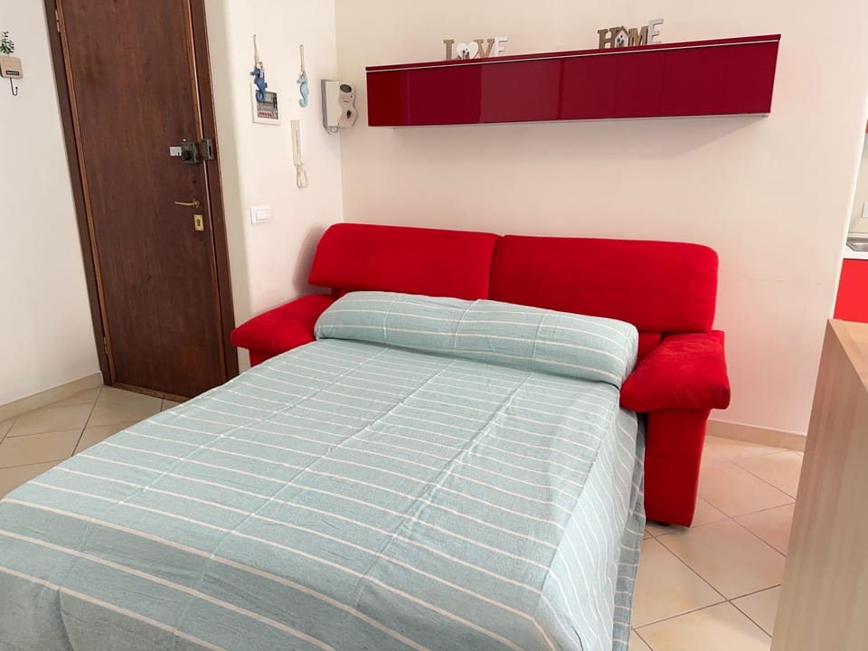 Bed, Living room, Photo of the whole room, Seating area