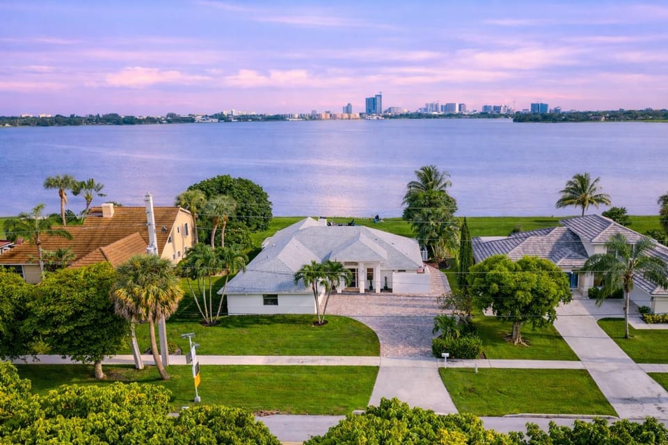 Modern Oasis Pool, Fire Pit Near DT House in West Palm Beach