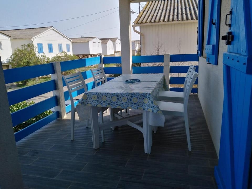 Chalet typique et confortable situé à 150m de la plage Chalet in Gruissan