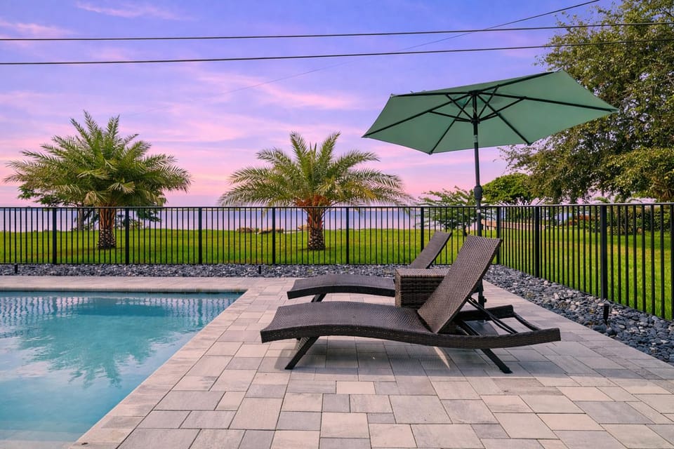 Lakefront Pool Retreat, Near DT & Beach House in West Palm Beach