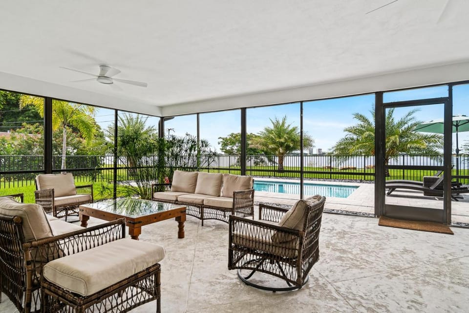 Lakefront Pool Retreat, Near DT & Beach House in West Palm Beach