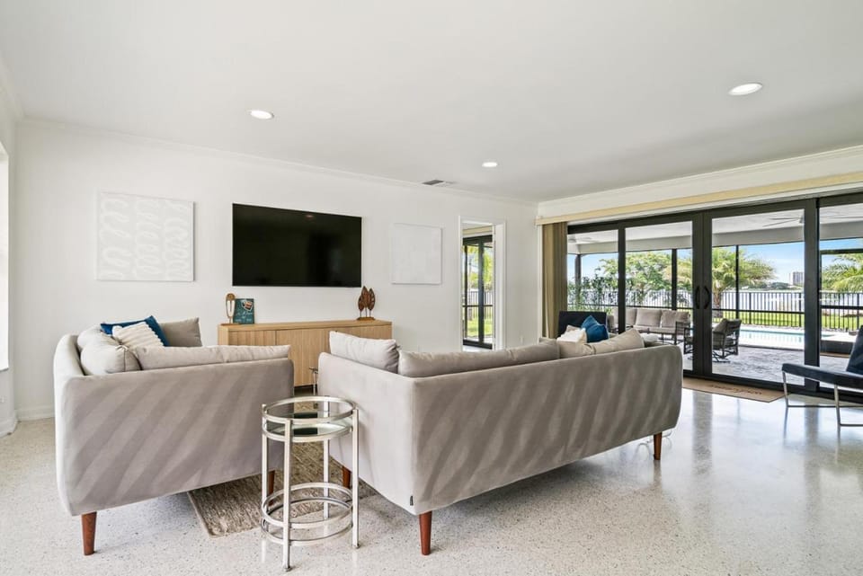 Lakefront Pool Retreat, Near DT & Beach House in West Palm Beach