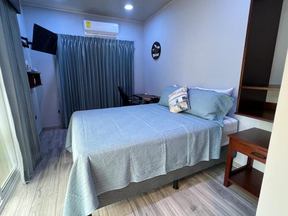 Bed, TV and multimedia, Bedroom