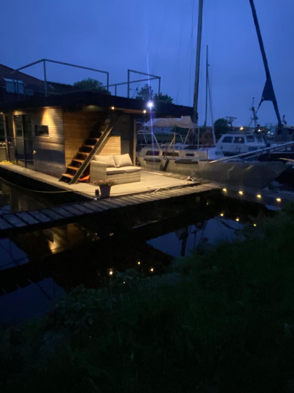 Hotelkamer op water Houseboat Wetterhûske Friesland Docked boat in Burgum