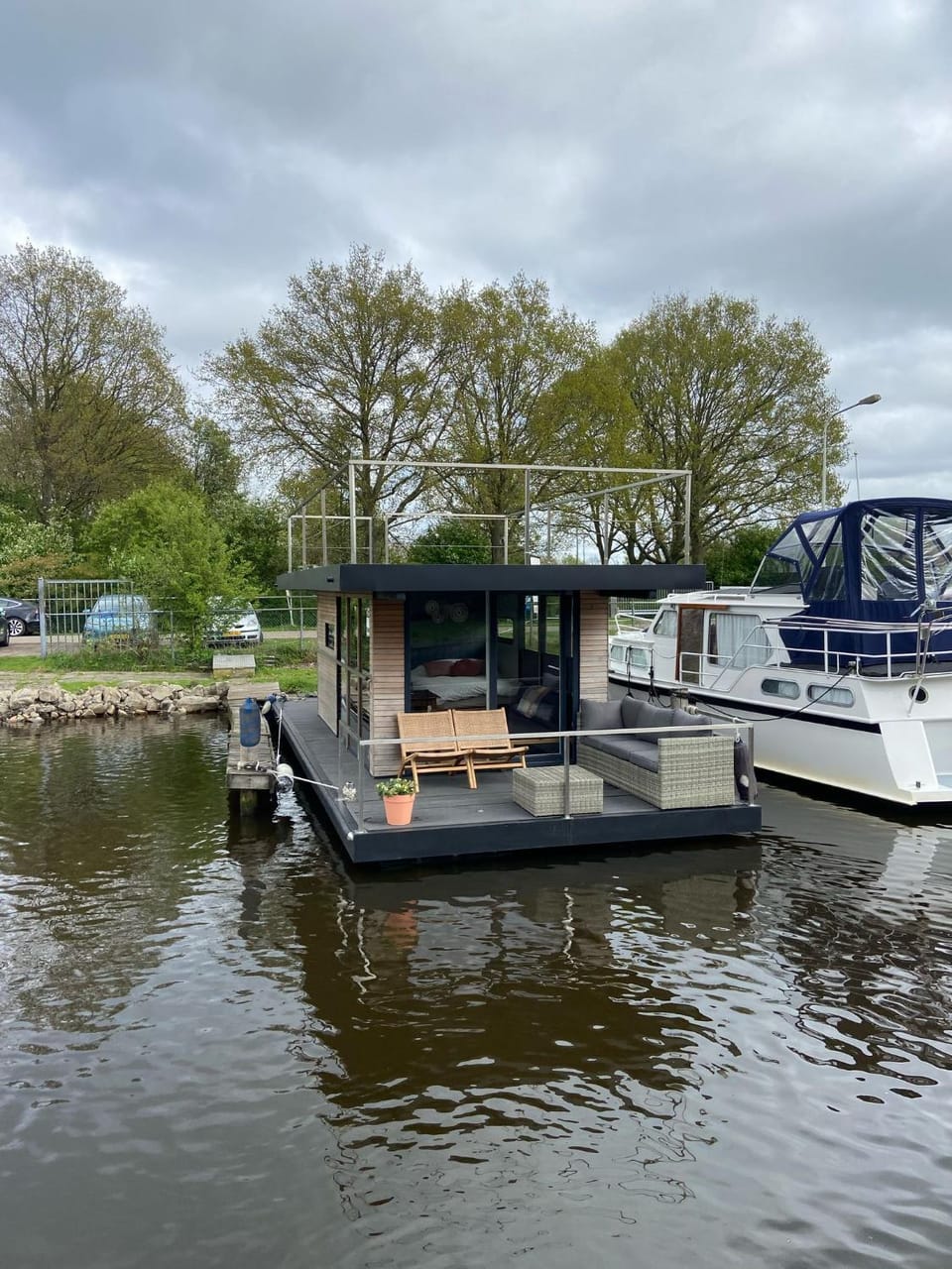 Hotelkamer op water Houseboat Wetterhûske Friesland Docked boat in Burgum