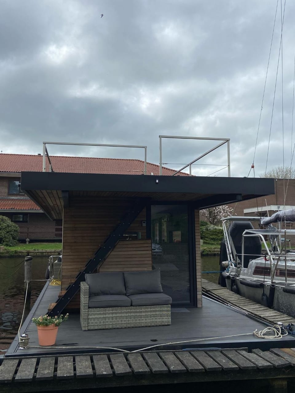Hotelkamer op water Houseboat Wetterhûske Friesland Docked boat in Burgum