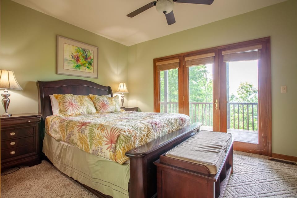 Majestic View cabin in Bryson City: 4BR, lake views, sleeps 10—your perfect mountain escape! Cabin in Fontana Lake