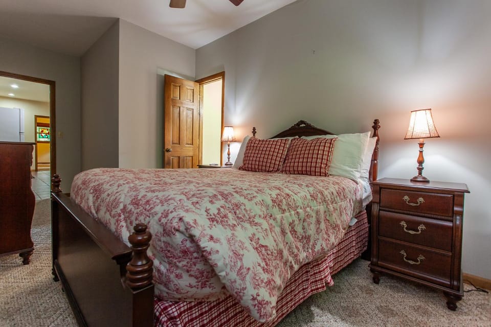 Majestic View cabin in Bryson City: 4BR, lake views, sleeps 10—your perfect mountain escape! Cabin in Fontana Lake