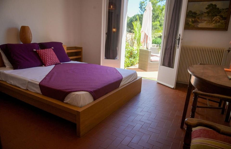 Bed, Seating area, Bedroom, heating