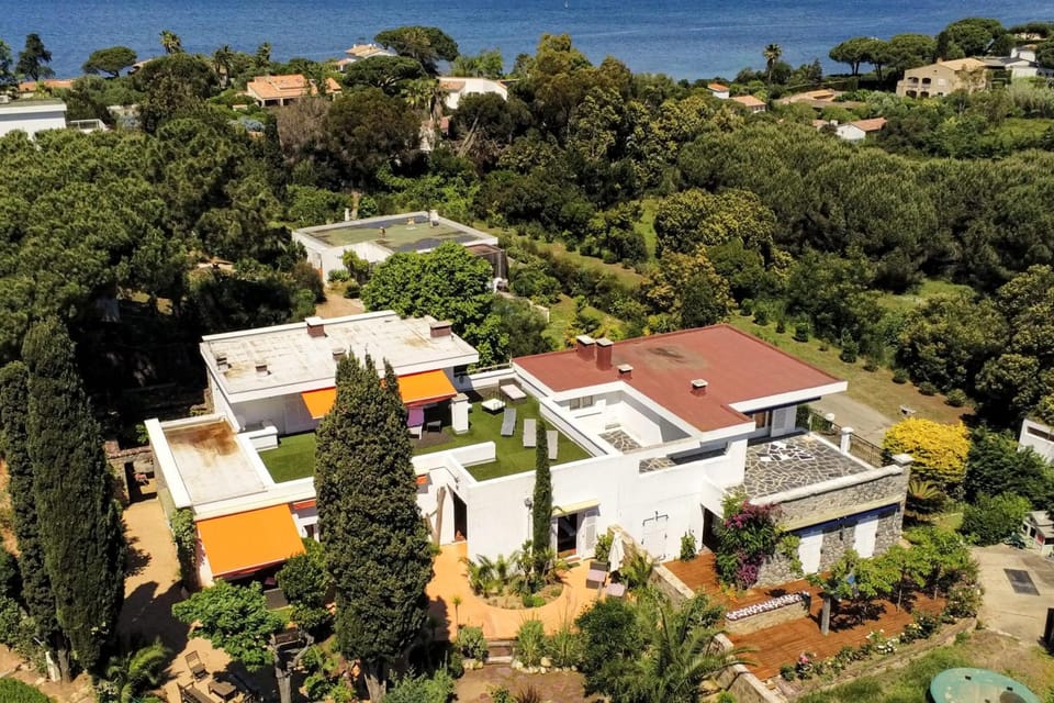 Property building, Day, Neighbourhood, Natural landscape, Bird's eye view, Sea view, Street view