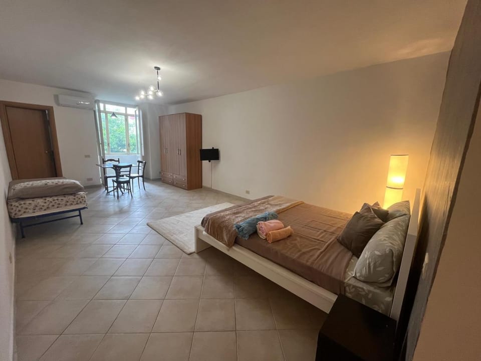 Bed, TV and multimedia, Living room, Photo of the whole room, Bedroom