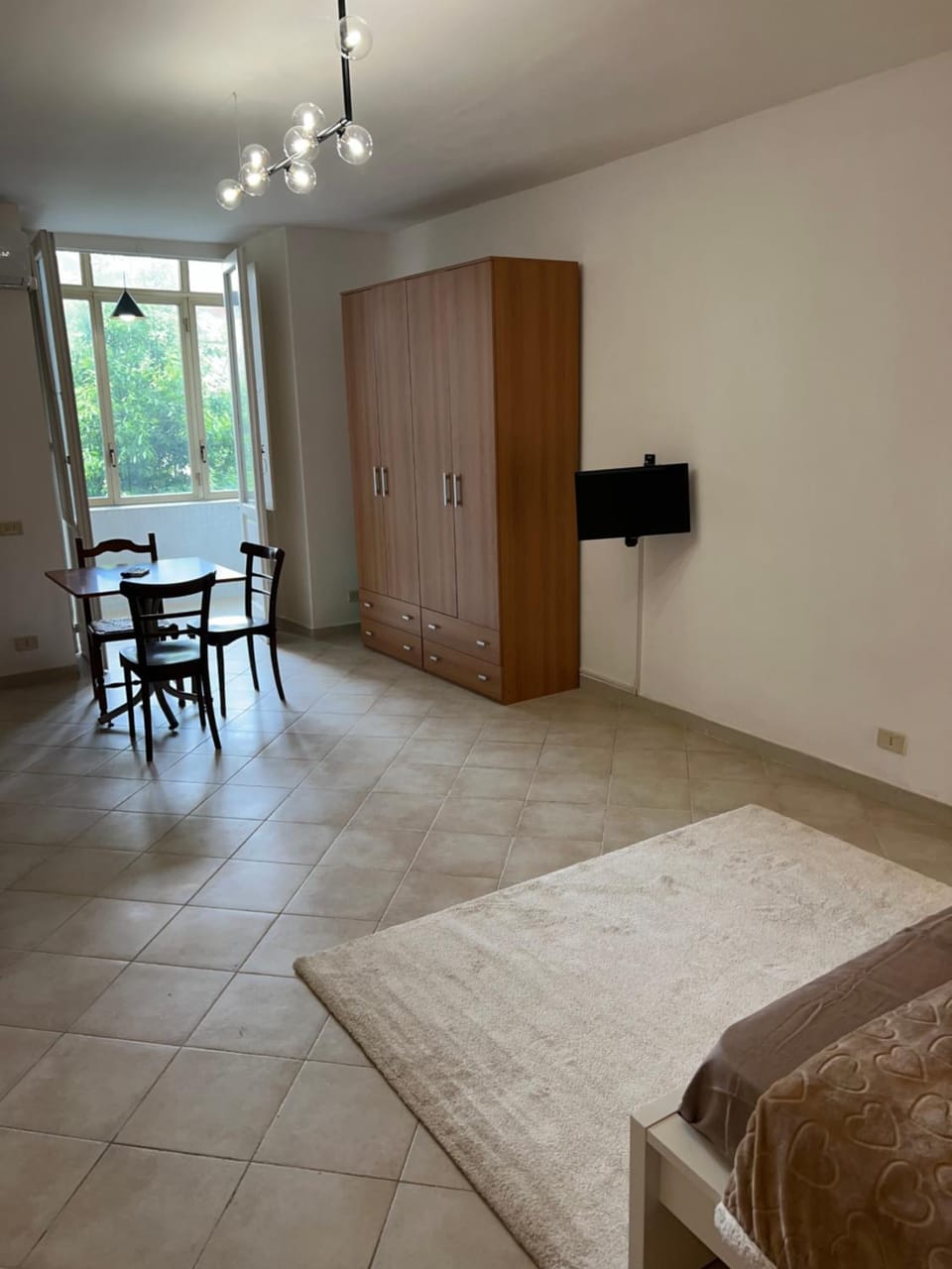 Bed, TV and multimedia, Living room, Photo of the whole room, Seating area, Bedroom, wardrobe