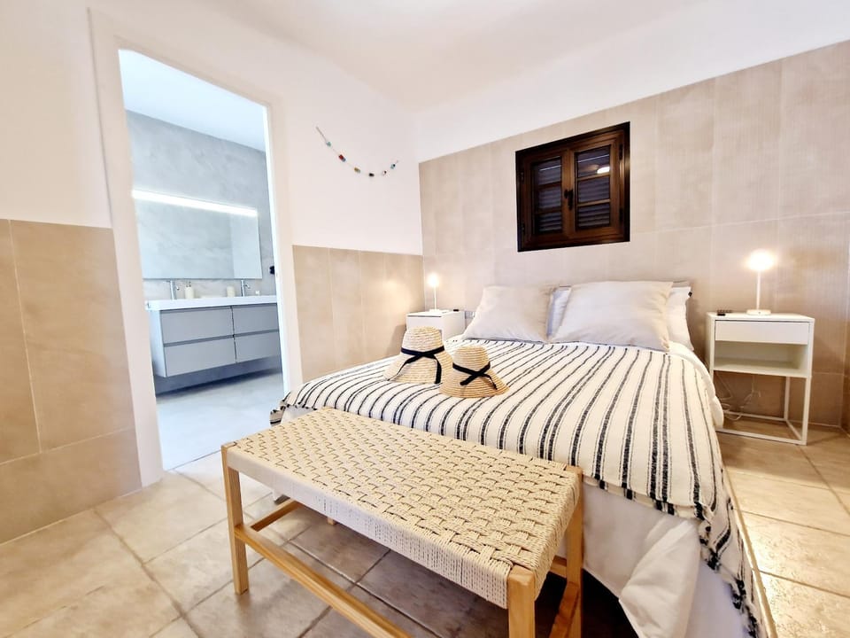Bed, TV and multimedia, View (from property/room), Photo of the whole room, Bedroom