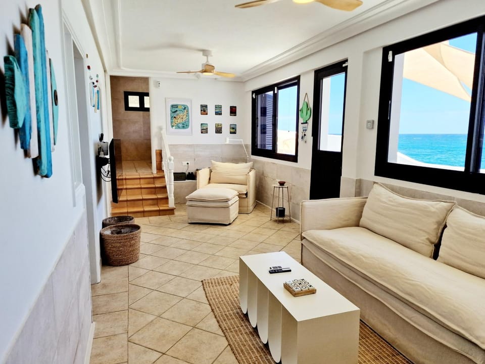 Natural landscape, TV and multimedia, Living room, Seating area, Sea view