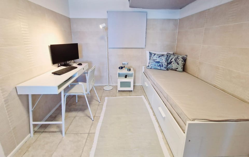 Bed, TV and multimedia, View (from property/room), Photo of the whole room, Seating area