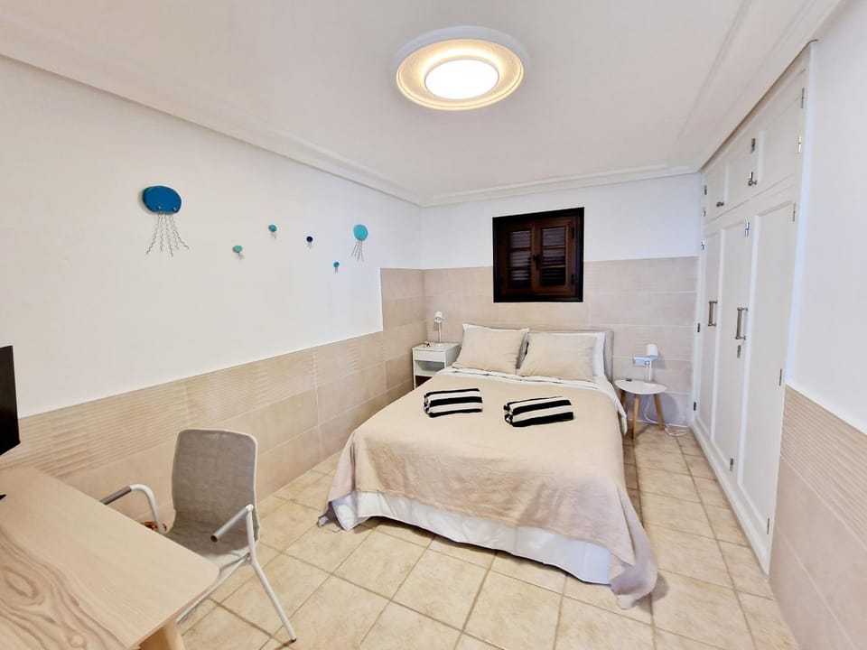 Bed, TV and multimedia, View (from property/room), Photo of the whole room, Seating area, Bedroom