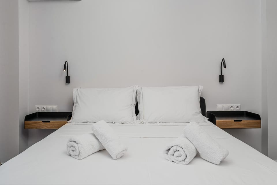 Bed, Bedroom, towels