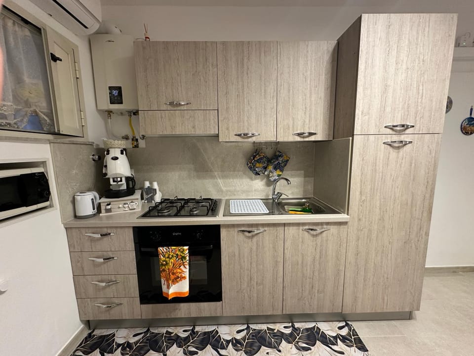 Coffee/tea facilities, Kitchen or kitchenette, oven, stove