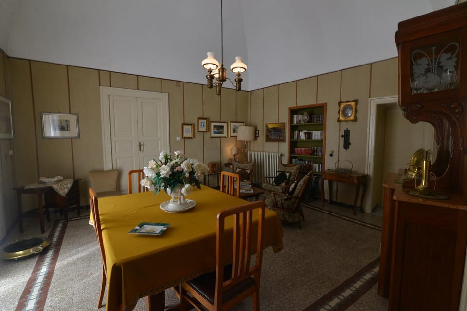 Communal lounge/ TV room, Living room, Seating area