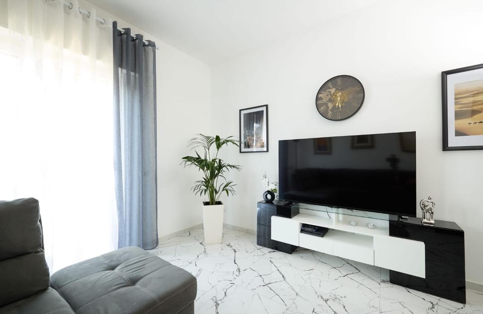 TV and multimedia, Living room, Seating area, Evening entertainment