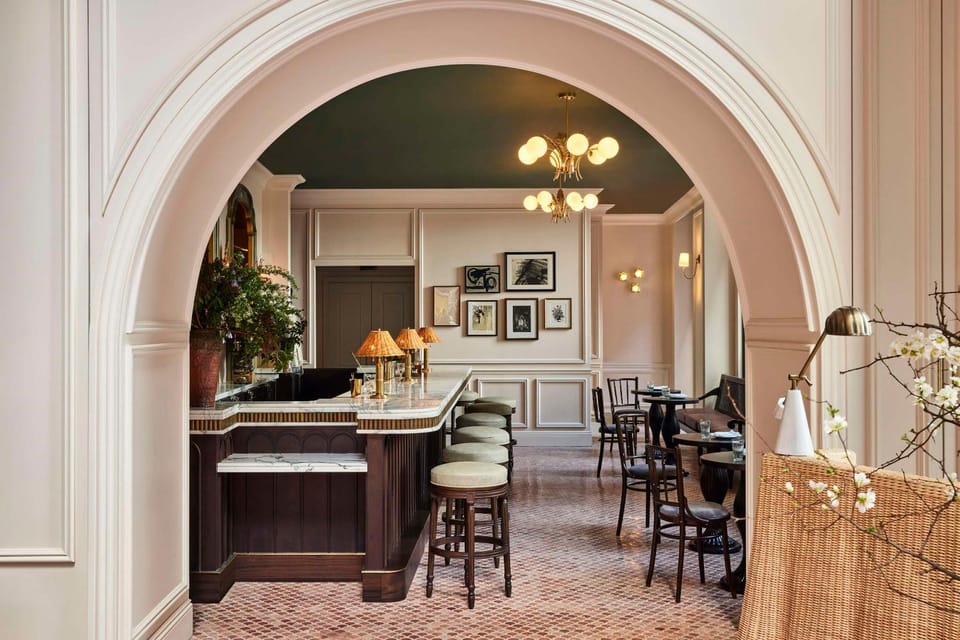 Restaurant/places to eat, Lounge or bar