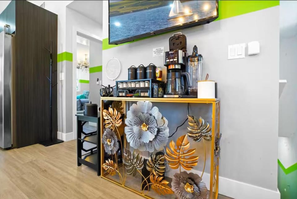C - 3BR NoHo Pad 15m to Universal with Patio, Grill, Parking, & Games - FIFA World Cup SoFi Apartment in North Hollywood