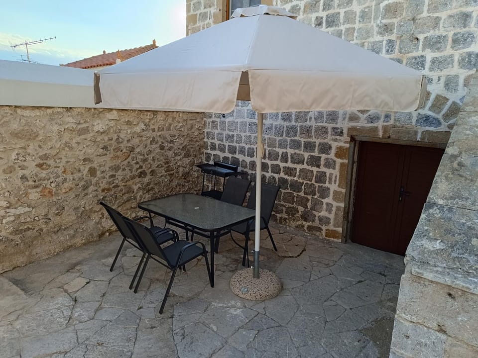 Patio, Day, Dining area, Inner courtyard view
